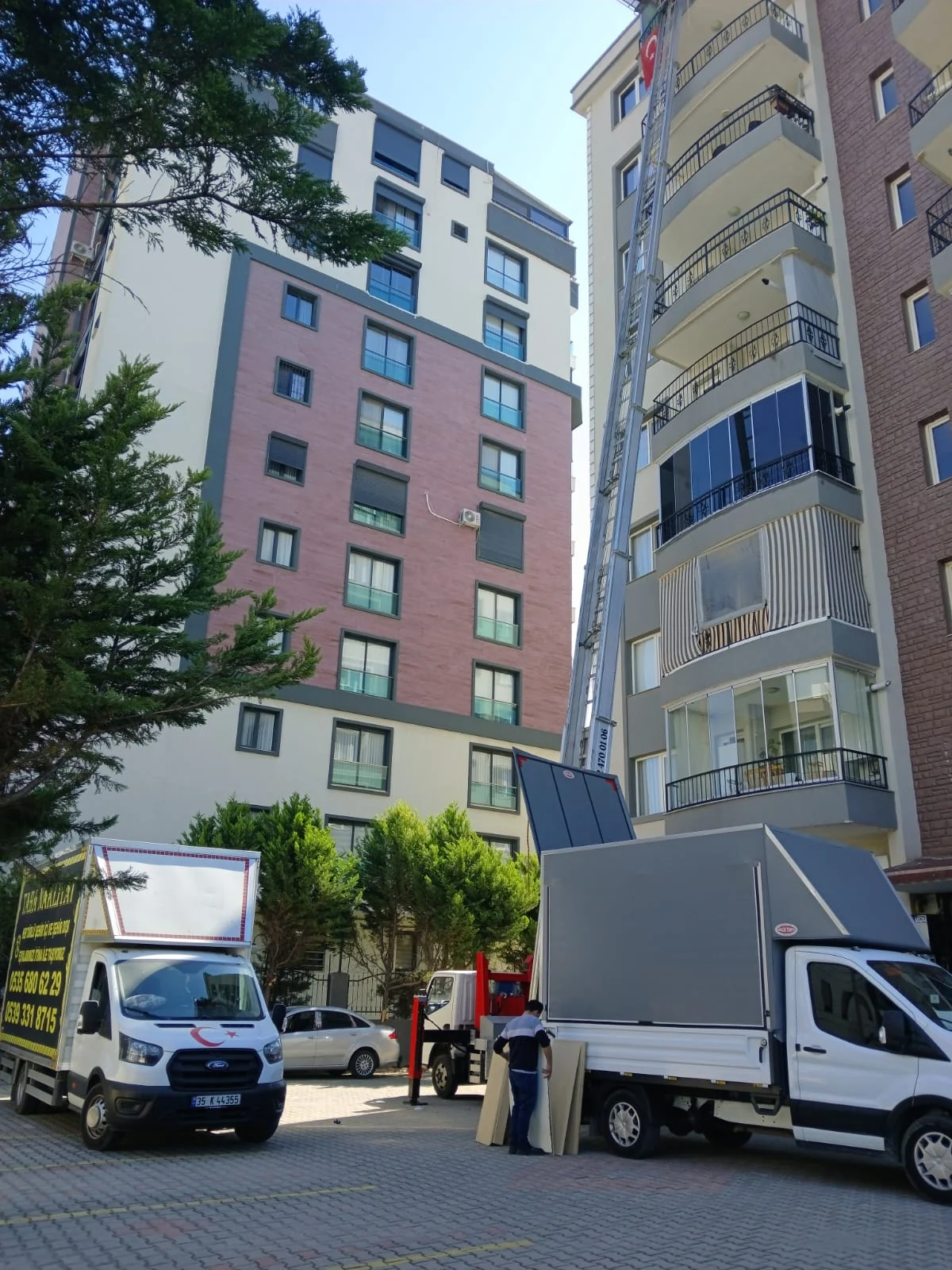 Faysal Nakliyat apartman önünde asansörlü taşıma hizmeti